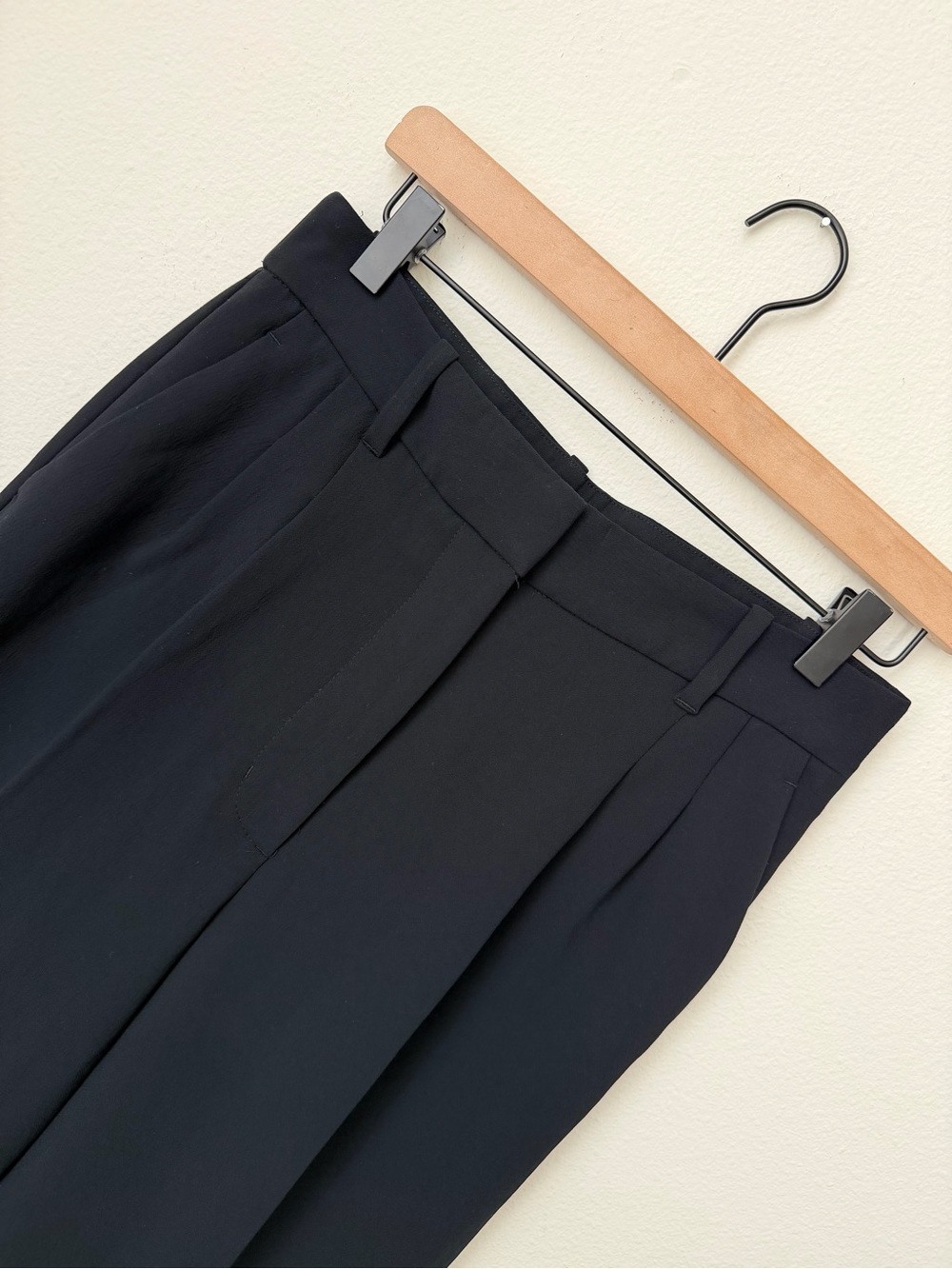 Aritzia The Effortless Pant Flex- Crepette in Black Size 8 Short - Picture 6 of 14